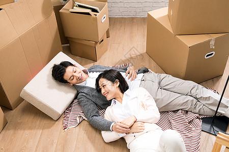 彩色图片女人舒适年轻夫妇躺在地板上图片