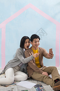 彩色图片搬家幸福年轻夫妇用手机拍照图片
