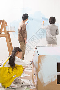 幸福青年男人油漆快乐家庭装修房子图片