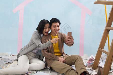 乐趣情侣亚洲年轻夫妇用手机拍照图片