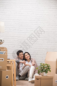 咖啡舒适欢乐年轻夫妇坐在地板上喝水图片