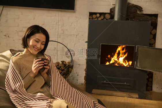 青年人沙发满意青年女人坐在房间里图片