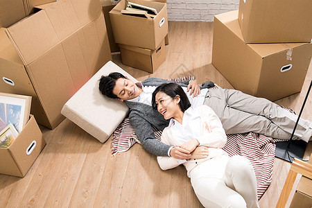 搬家年轻夫妇躺在地板上图片