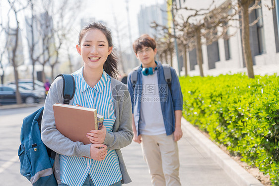 青年文化大学生情侣在校园里图片