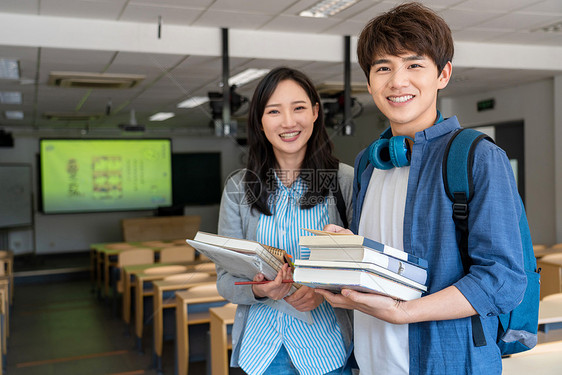 书白昼大学生在教室里学习图片