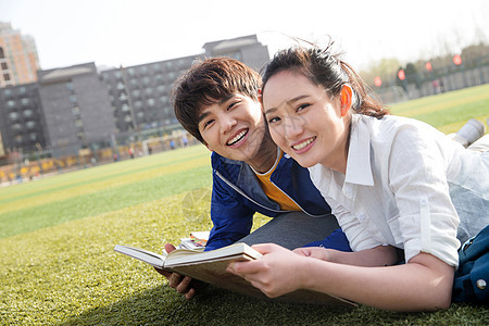 学校大学生情侣在校园里学习图片