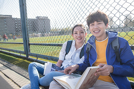 操场青年文化成年人快乐的青年大学生情侣图片