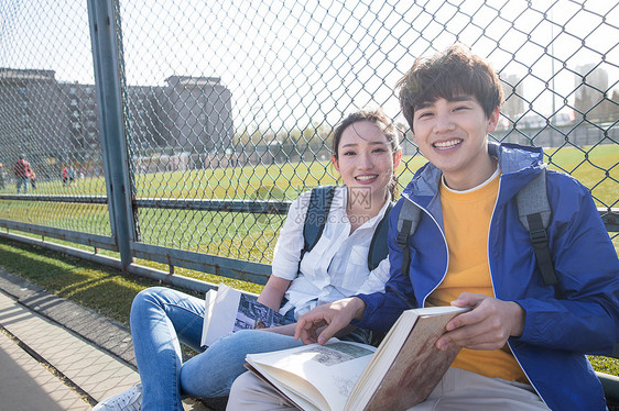 操场青年文化成年人快乐的青年大学生情侣图片