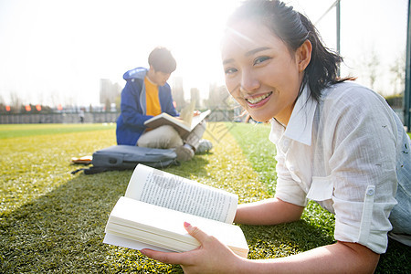 青年大学生在校园里学习图片