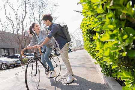 青年大学生情侣在校园里图片