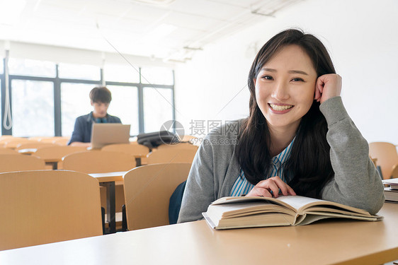 同学20到24岁骄傲大学生在教室里学习图片