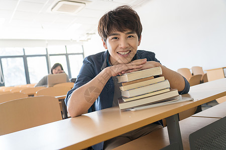 高等教育大学生在教室里学习图片