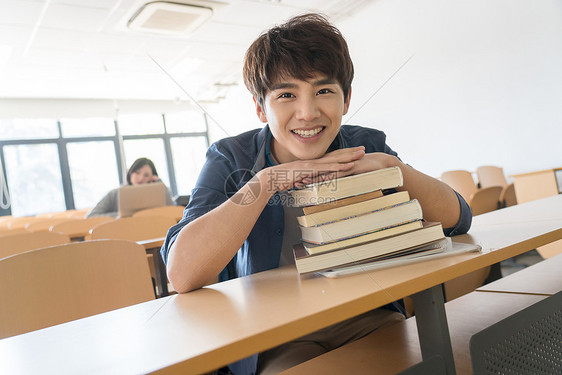 高等教育大学生在教室里学习图片