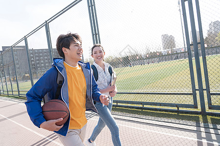 大学生情侣在校园里图片