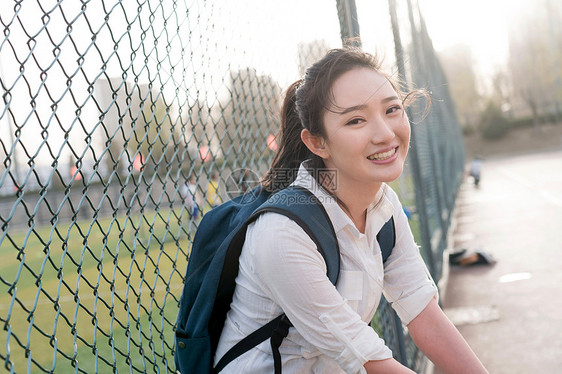 青年女大学生图片