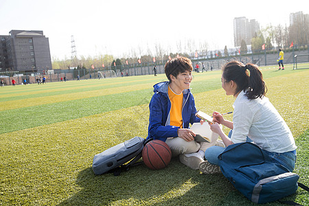 青年大学生在校园里学习图片