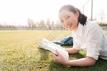 青年女大学生在校园里学习图片