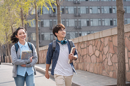 健康生活方式大学生情侣在校园里图片