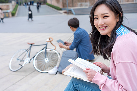 教育大学生在校园里学习图片