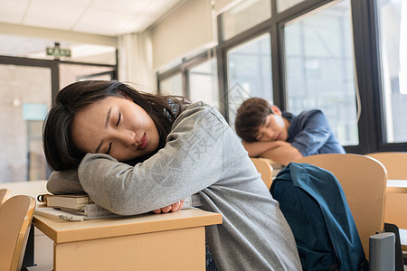 疲劳的大学生在教室里睡觉图片