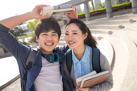 快乐的青年大学生情侣图片