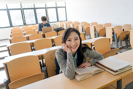 表现积极25岁到29岁教科书大学生在教室里学习图片