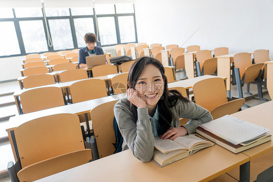 表现积极25岁到29岁教科书大学生在教室里学习图片