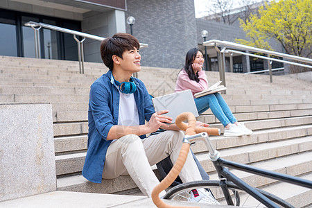 休闲青年大学生在校园里学习图片