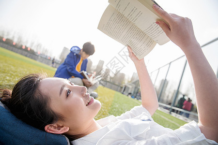 青年大学生在校园里学习图片