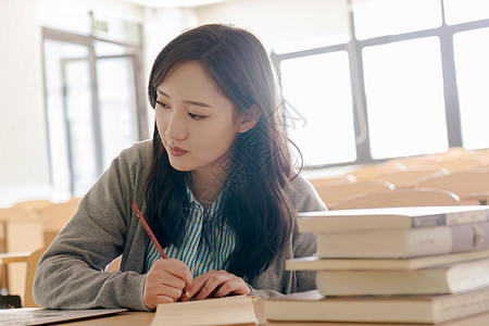 大学生在教室里学习图片