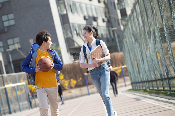 大学生情侣在校园里运动图片