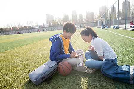 青年大学生在校园里学习图片