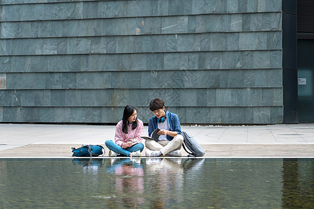 大学生情侣在校园里图片