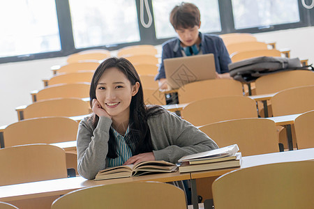 大学生在教室里学习图片