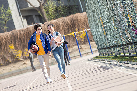 青年大学生情侣在校园里图片