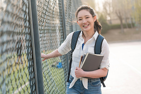 草坪20到24岁休闲青年女大学生图片