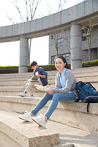 教育放松大学生在校园里学习图片