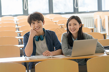 成年学生情侣友谊大学生在教室里学习图片