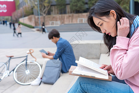 智慧户外交通工具大学生在校园里学习图片