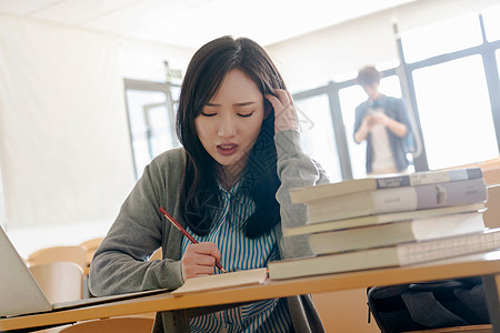 智慧学习女人知识大学生在教室里学习背景