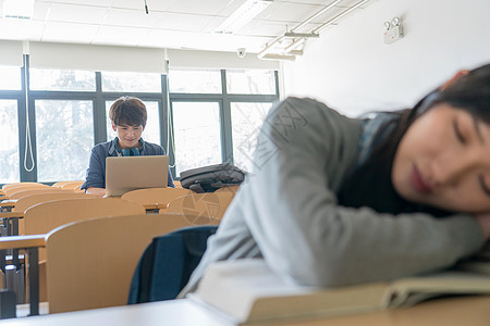 不看镜头彩色图片学习疲劳的大学生在教室里睡觉图片