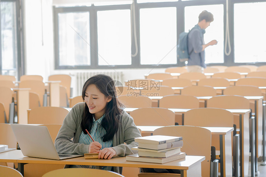 快乐前景聚焦青年大学生在教室里学习图片