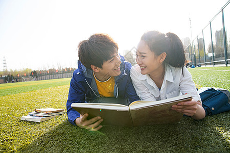 彩色图片摄影青年男人大学生情侣在校园里学习图片