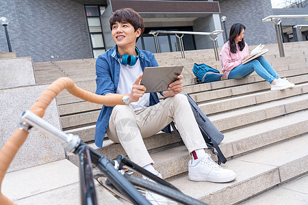 青年文化台阶知识大学生在校园里学习图片