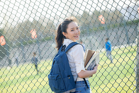 东方人成年学生体育场青年女大学生图片