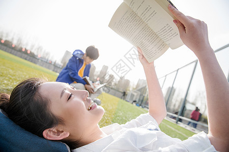 户外智慧青年女人青年大学生在校园里学习图片