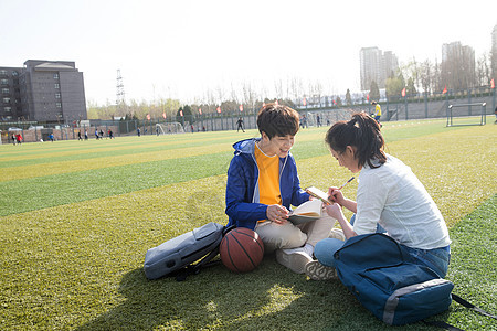 两个人青年女人成年学生青年大学生在校园里学习图片