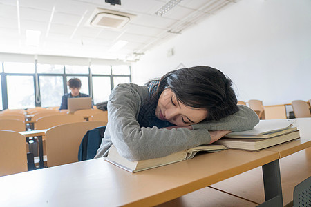 人同学努力疲劳的大学生在教室里睡觉图片