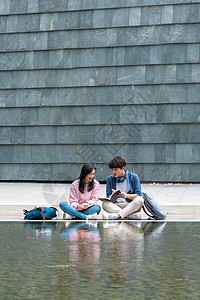 沟通交流讨论大学生情侣在校园里学习图片