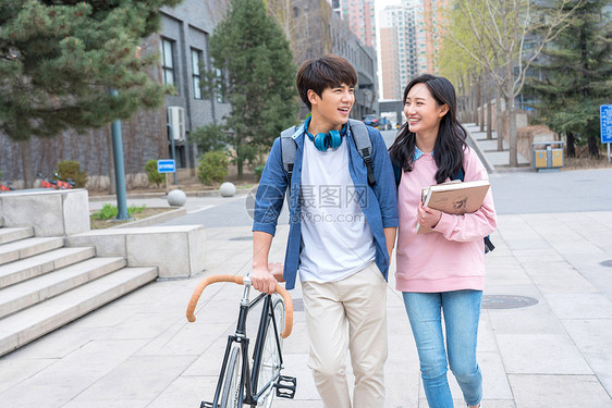 爱青年健康生活方式大学生情侣在校园里图片